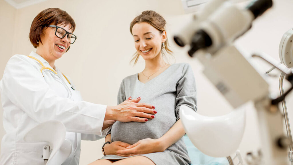 A nurse with a pregnant patient